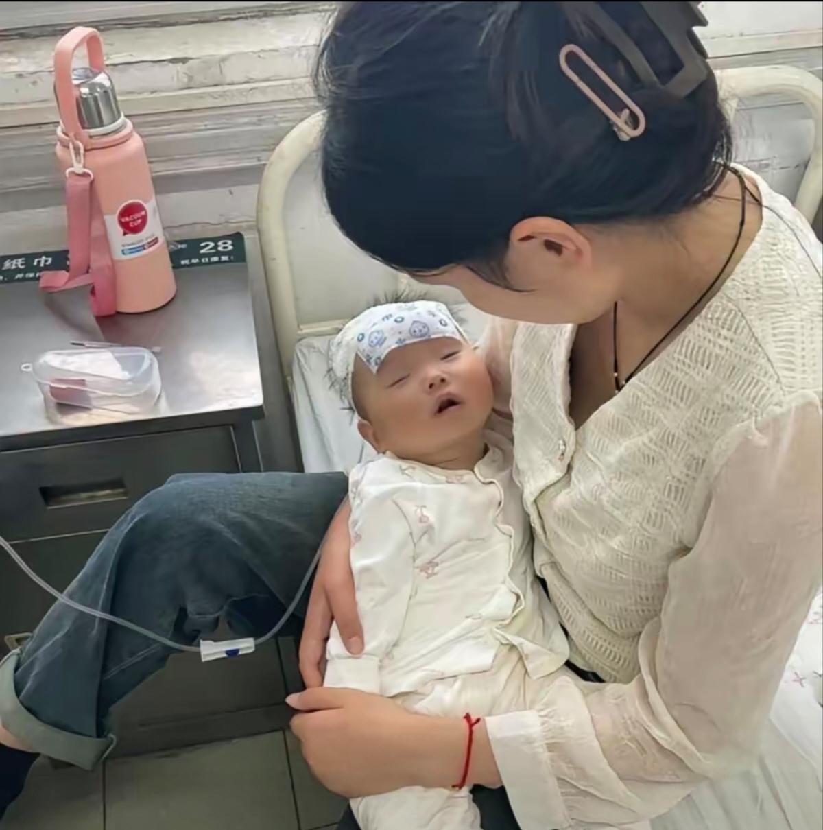 邻居女人红着脸敲门借钱
我却塞给她1000元
远亲不如近邻！

那天晚上，邻居小