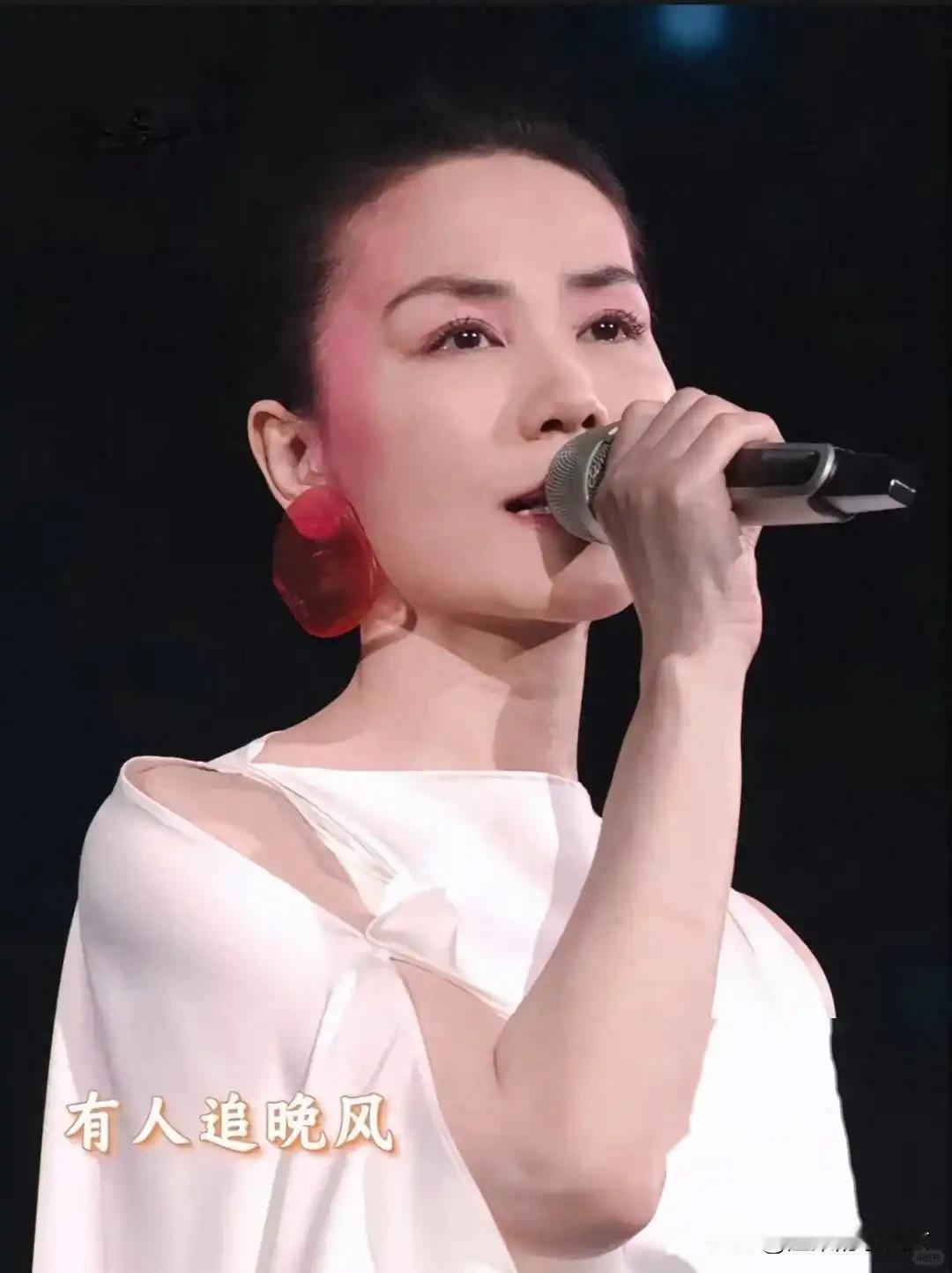 离过年还有两个月，谢霆锋因为身份转变，近几日这段时间的口碑是暴涨的，网友都说他不