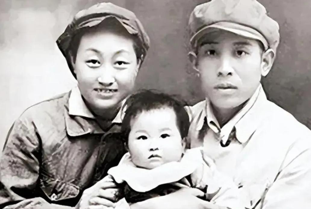 1938年，两位地下工作者假戏真做结为夫妻。然而，婚后妻子却不幸牺牲，丈夫决定终