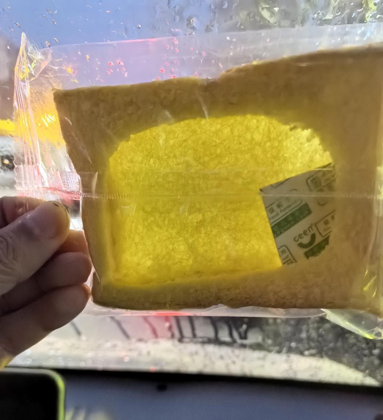 网购的面包，哈哈，这是学习空心肥皂的制作技术吗？卖的时候介绍说重量33克，大家看