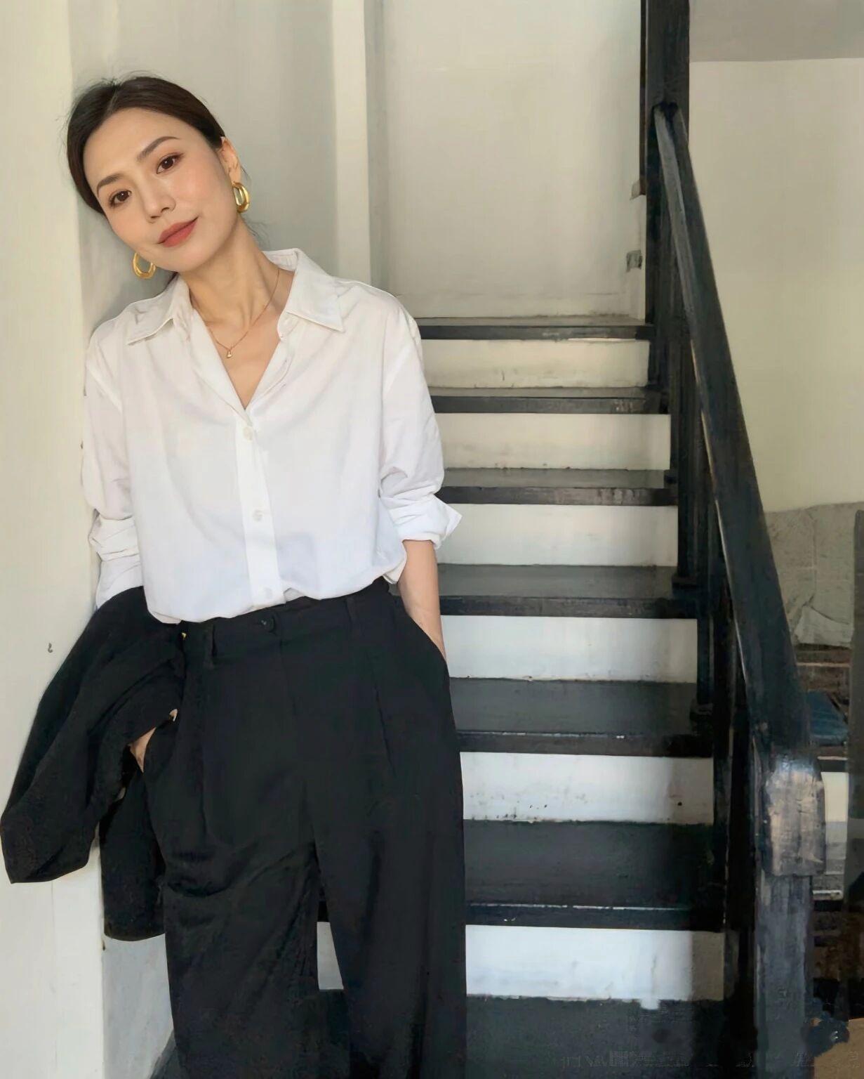 这是一个很喜欢拍照📷的女人