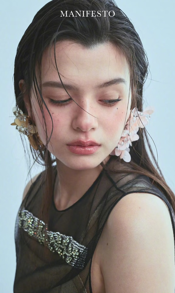 Becky Armstrong 🌿 MANIFESTO 八月刊封面