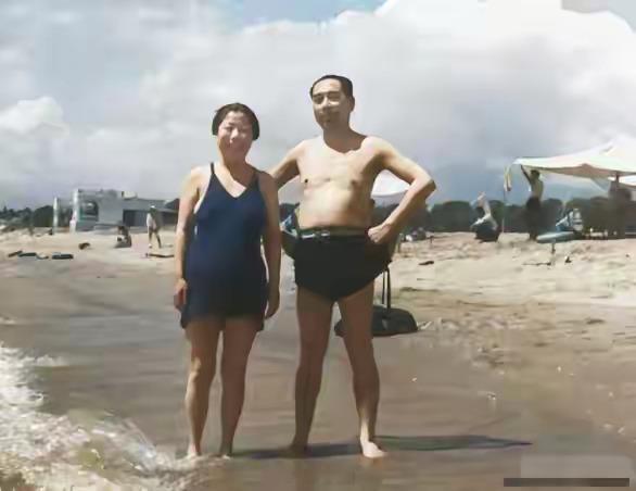 这张1958年北戴河的合影，记录了周总理难得的放松时刻。平时日理万机的他，因为胳