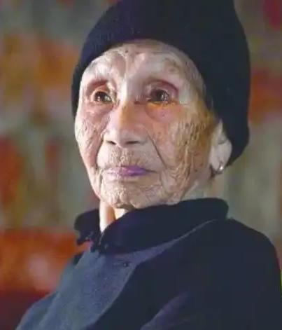 1941年，十几个士兵淫笑着扒光了黄有良的衣服，剧烈反抗的她咬伤了其中一人的胳膊