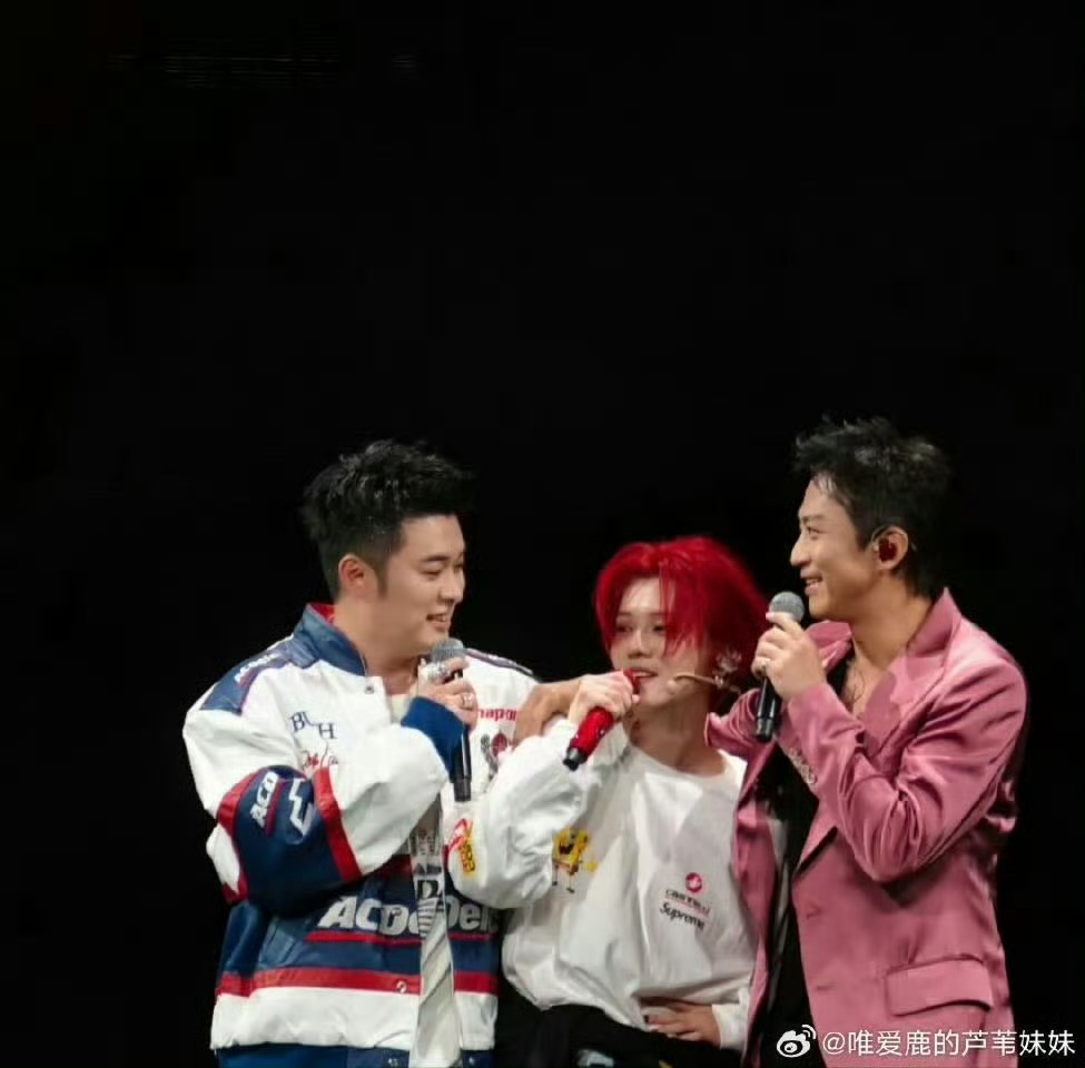 邓超陈赫鹿晗演唱会同台鹿晗邓超陈赫合唱五哈主题曲  五哈兄弟团演唱会合体！鹿晗主