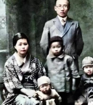 1978年，郭沫若在北京去世。最让人想不通的是，他在日本抛下的五个孩子，是靠他的
