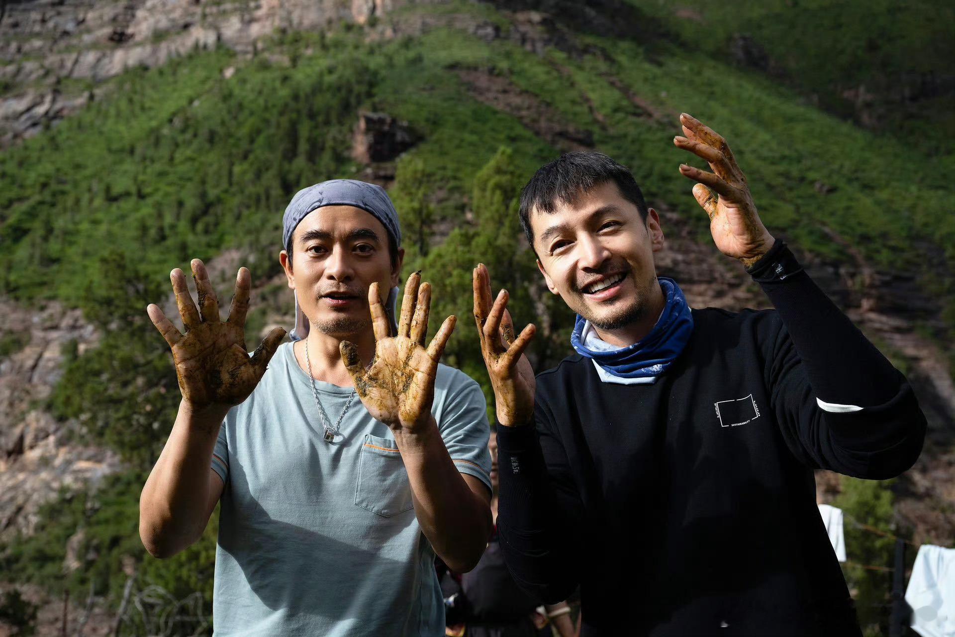 胡歌陈龙到底在拍什么红山动物园接连曝出胡歌陈龙的路透，二人蹲趴多角度认真拍摄，拍