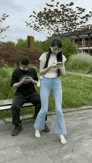 美女玩手机着迷了，不知不觉竟然坐在陌生男子的腿上，男朋友吃醋了！