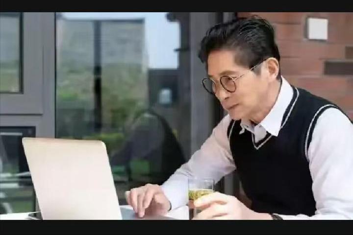 在高压都市里，男人表面硬汉，内心却藏着5大情感软肋，谁懂谁暖心？
传统观念总觉得