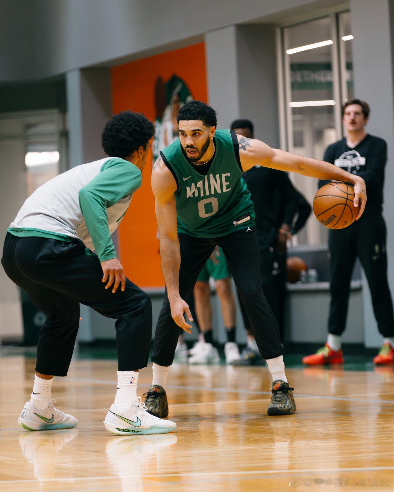 杰森·塔图姆！重返训练场进行5v5对抗！身穿缅因凯尔特人，包括雨果-冈萨雷斯和阿