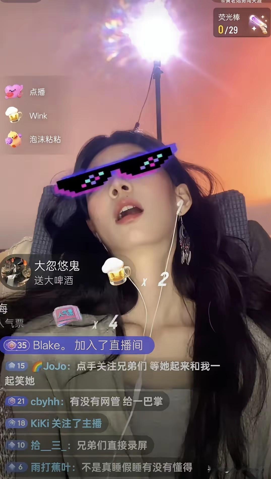 一位主播，貌美气质佳，聊天为主，粉丝很少，一直以来，就她一个人，说话，她也是很有