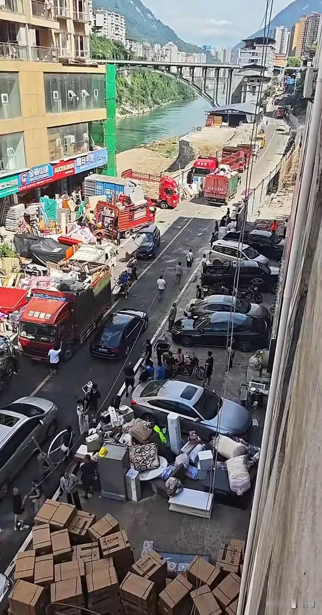 全部都要搬家了！彭水县塌方地段沙坨社区沿河地段被专家鉴定为地质灾害危险区，所有房