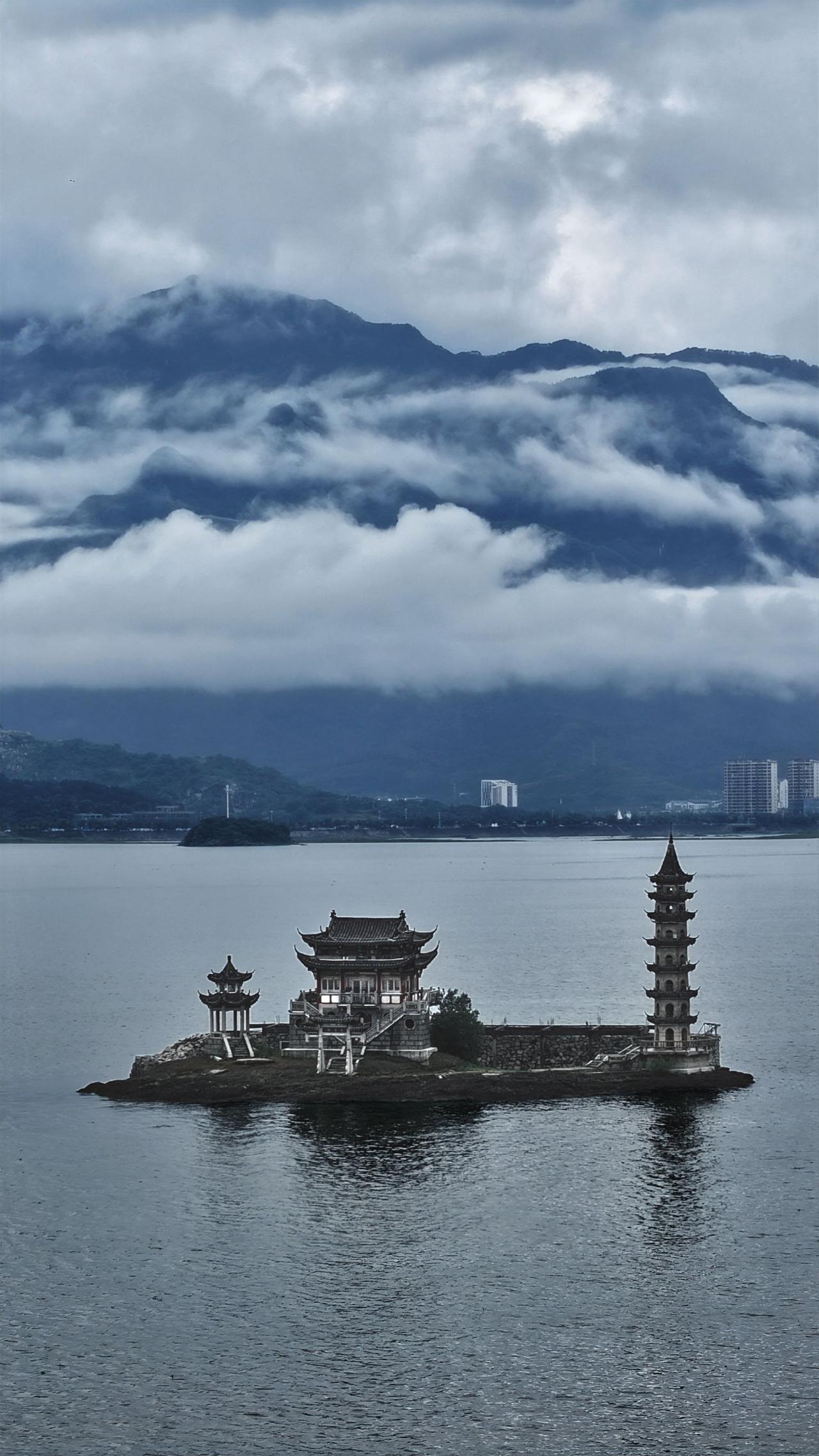 山不在高，水不在深。庐山