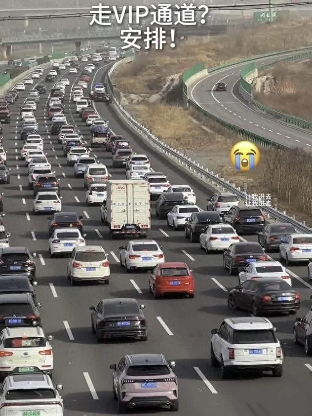 往返两次占用应急车道！被罚 6000 元、扣满 12 分，车主务必留意