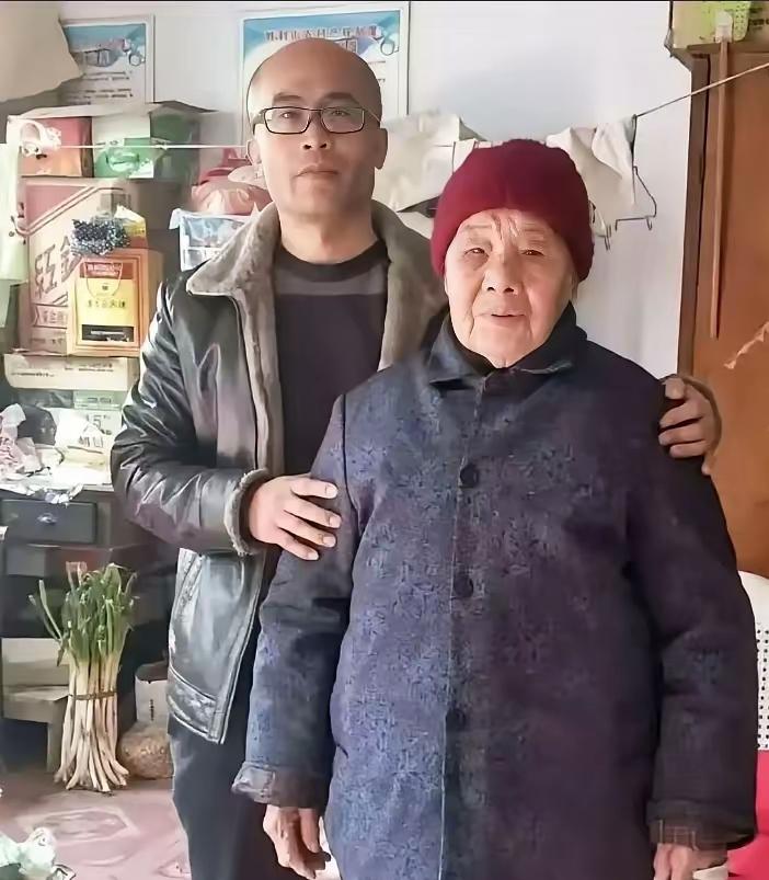 1995年，山东高三男孩租不起房，每天走30公里上学。一女子说：“来我家住，不收