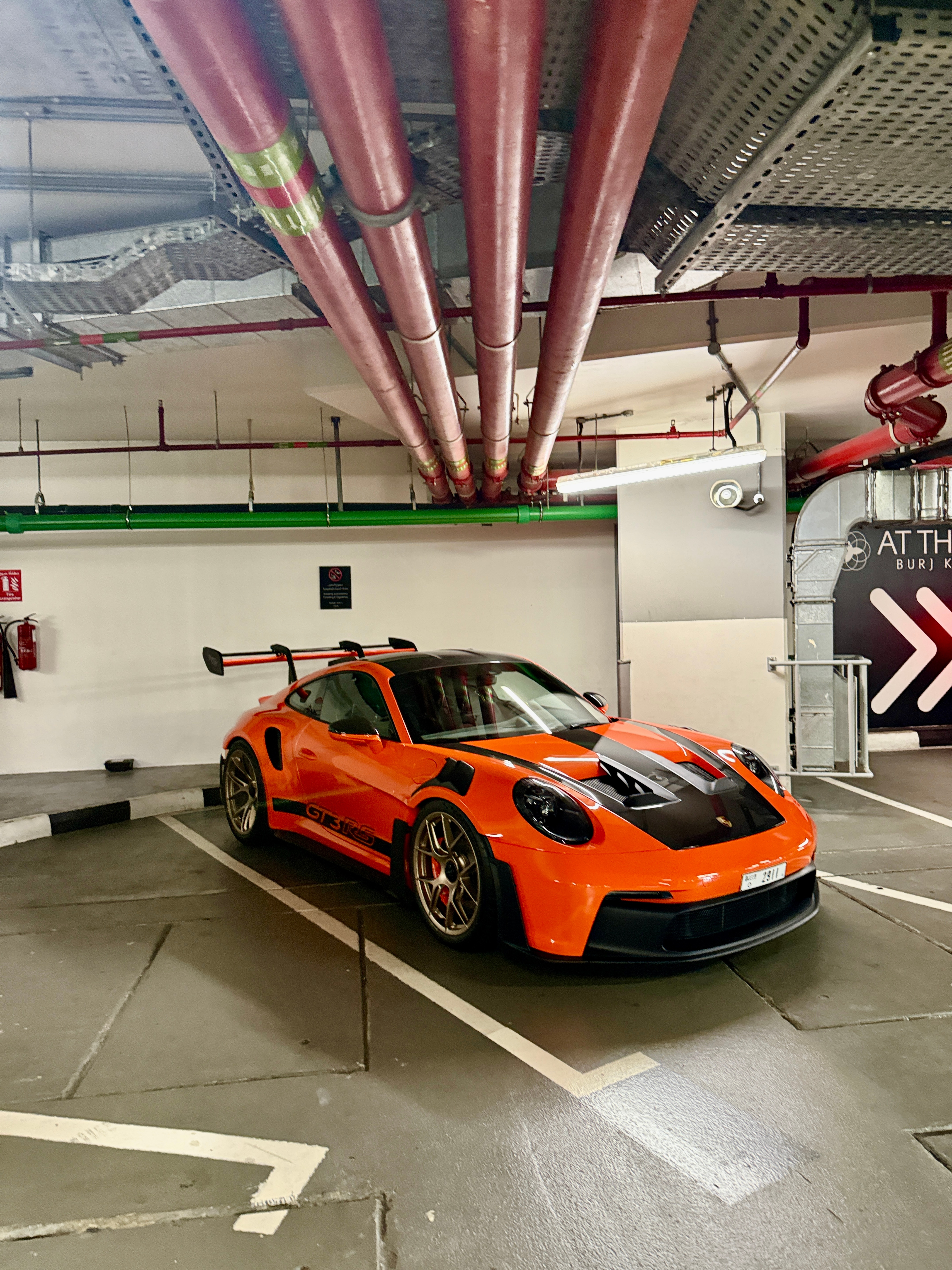 在迪拜Mall的停车场一出来就看到一台911 GT3 RS还是Gulf Oran