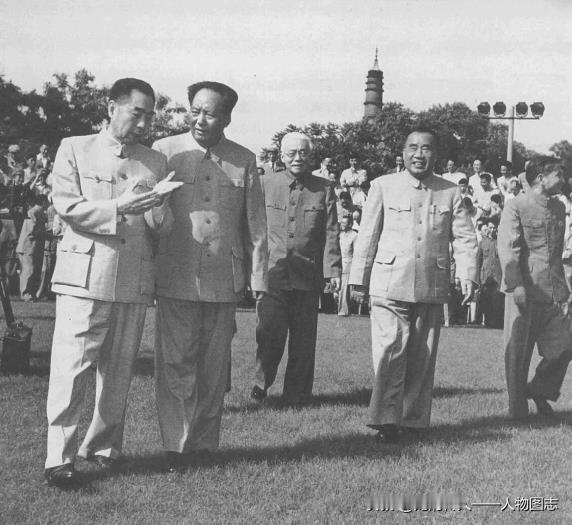 1956年，毛泽东、周恩来、朱德、陈云等会见参加全国科学规划委员会扩大会议的代表