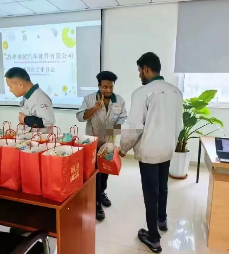 现场实拍！苏州工厂违规引进印度工人一事,涉事台企已被多部门联合调查
据多名实地探