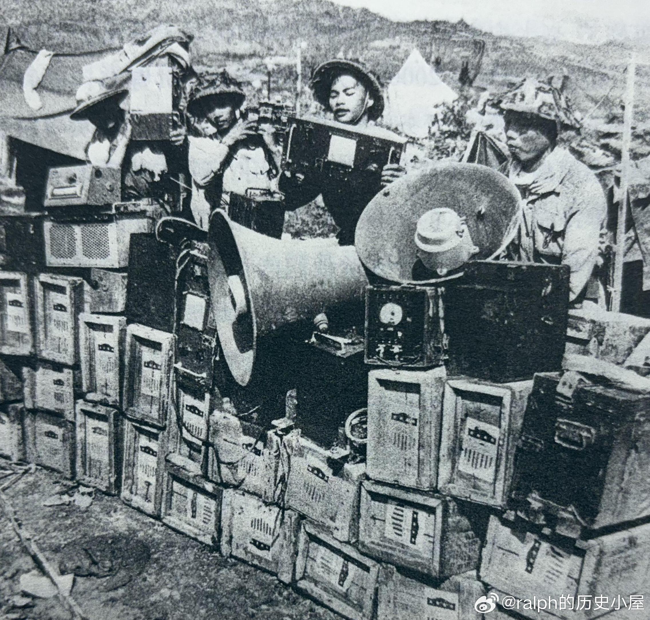 1954年5月奠边府战役最后几天，越军架起高音喇叭，敦促法军投降，“投降吧，我们