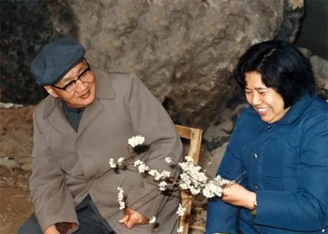 汶川地震爆发后，癌症晚期的邵华叮嘱毛新宇：“国家有难，要代表毛家捐款！”毛新宇含