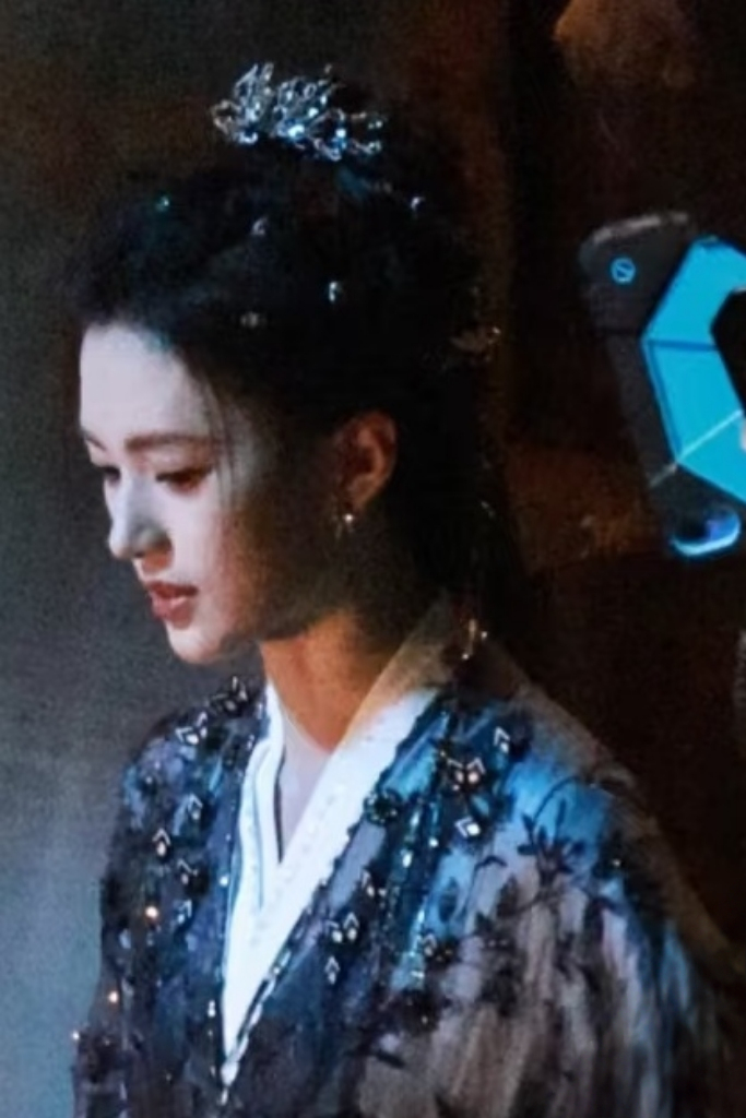 承恩羽洁百米开外生图还能有这么牛逼的面部折叠度我真给跪了。。🚬 ​​​