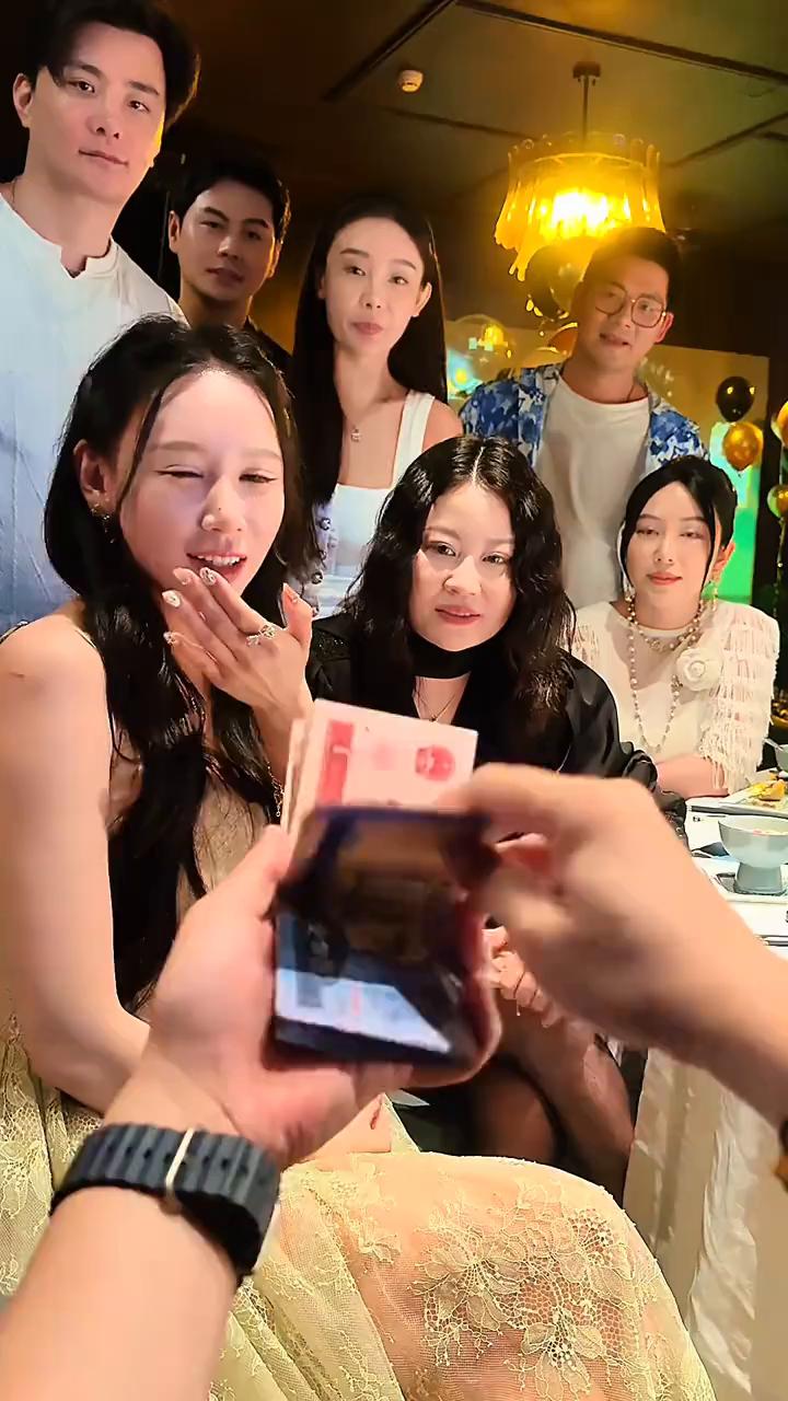 这是什么？一块一块。想变多少？想要100。越来越多。越多越好是吧？对，最大了。3