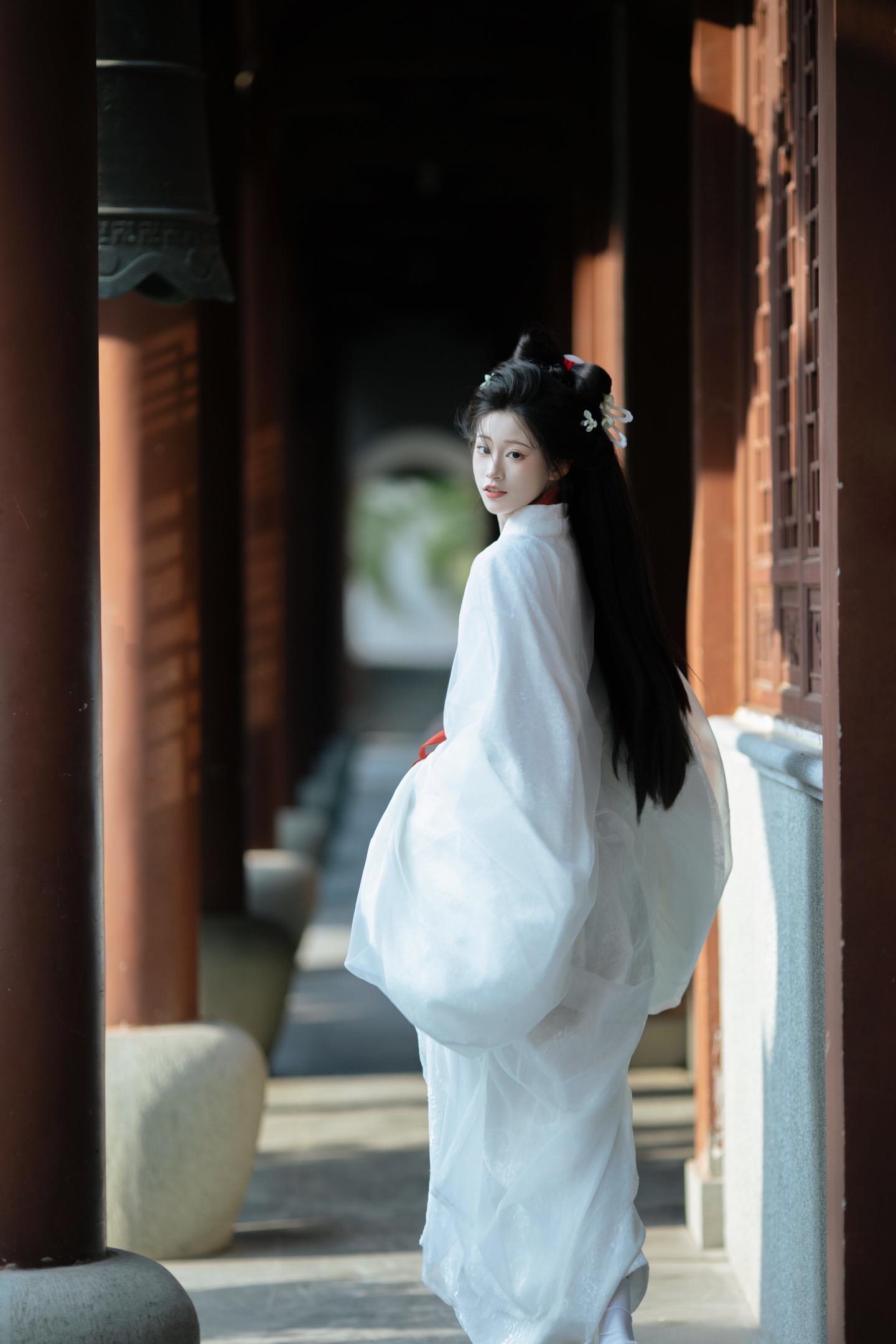 人间何所以，观风玉月舒。