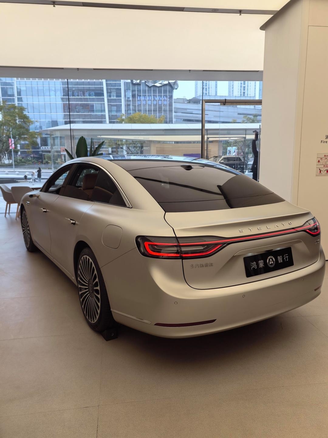 华为高管称享界销量紧跟奔驰宝马流光银车身+0.193Cd超低风阻，颜值直接封神?