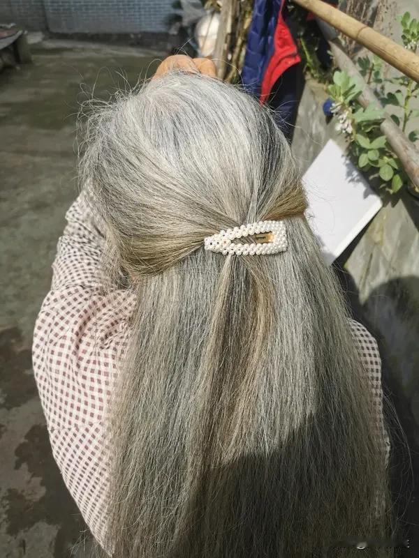 看到“岁月催白发”上联
意境挺不错
描述岁月无情
有人对“春风绿新枝”
字数结构