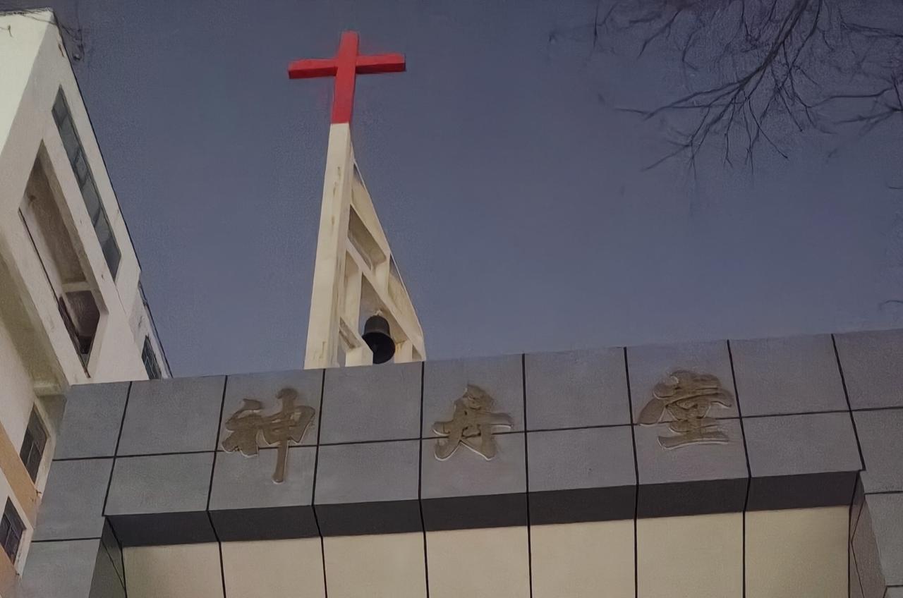 淄博张店的神舟堂是个值得一去的景点。它是一座历史悠久的道观，坐落在张店区华光路8