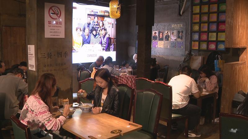 上海人又排长队了！就为一口老底子咪道，这家官方体验店烟火气十足，顾客堂吃好还能打包带走！