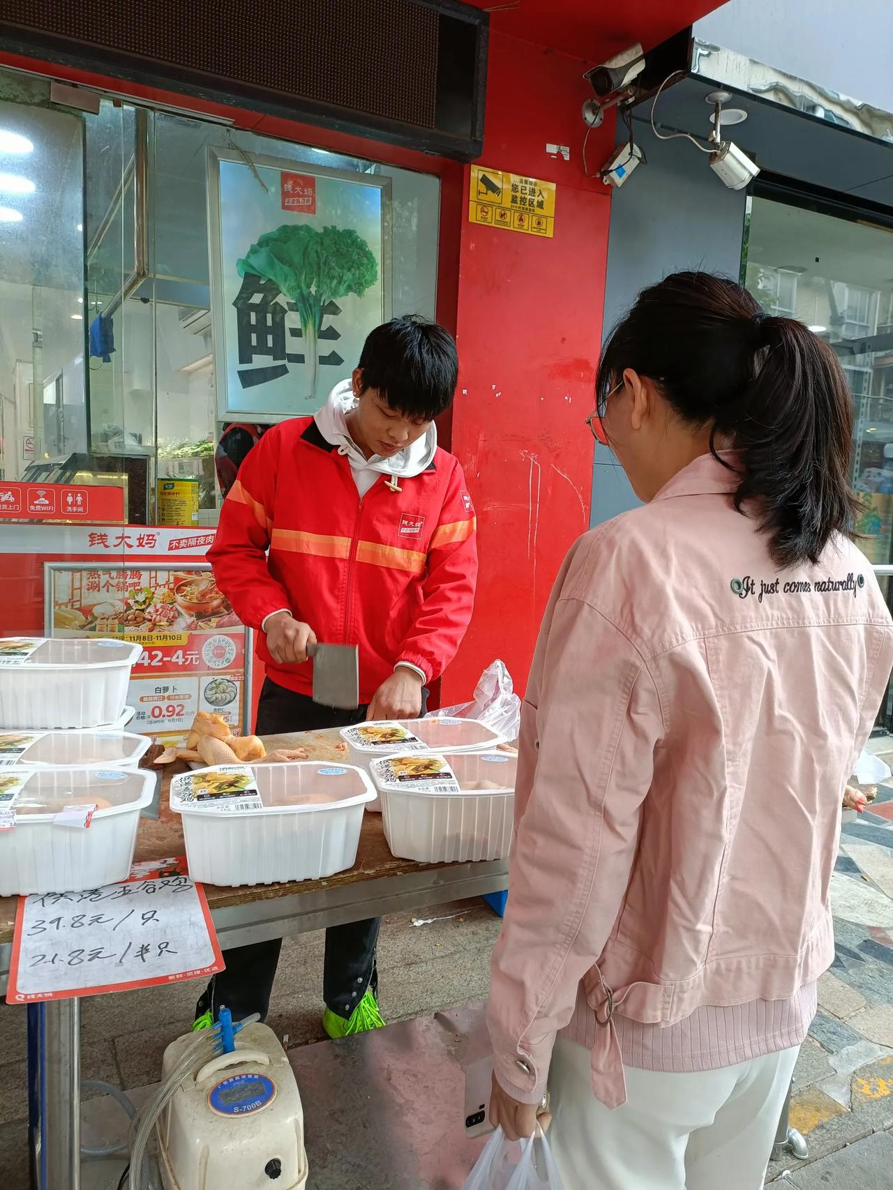 【斩鸡摊边涨知识】

一早去买菜，看到钱大妈门前在卖清远鸡，一只31.8元，因为