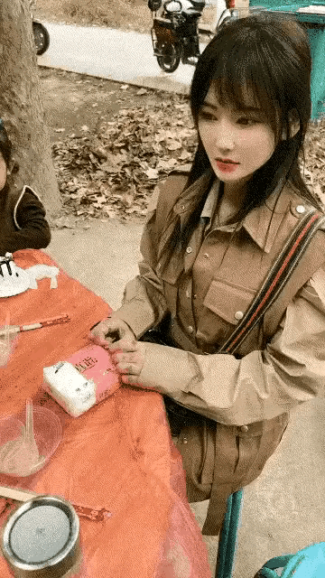 我的白酒酒量是三两刚好，半斤微醺，7两断片儿，我说我只能坐小朋友哪桌，在你们哪儿