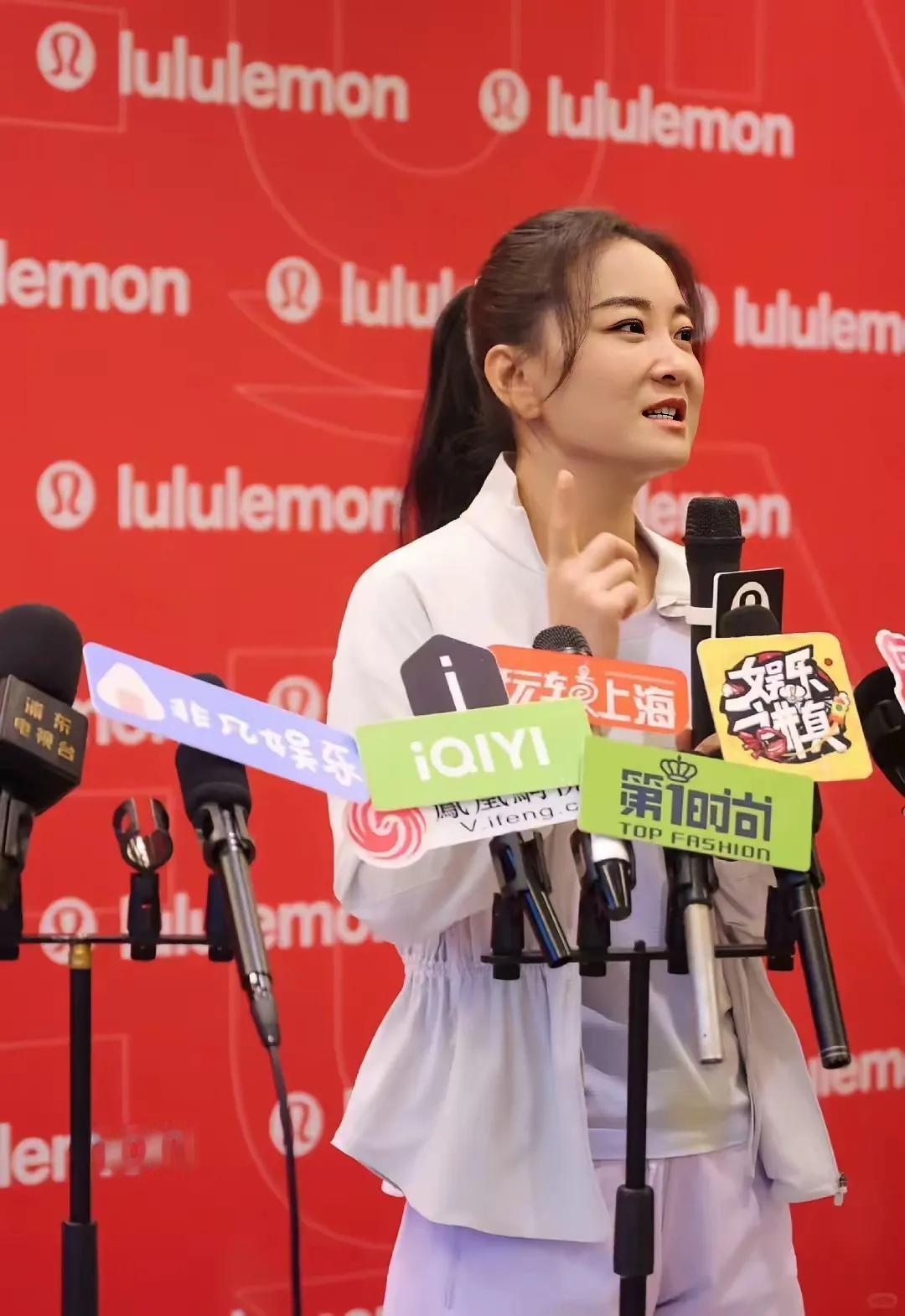 真的好好奇贾玲是怎么瘦下来的

人漂亮了，穿衣服也好看。随便一件简单的休闲白衬衫
