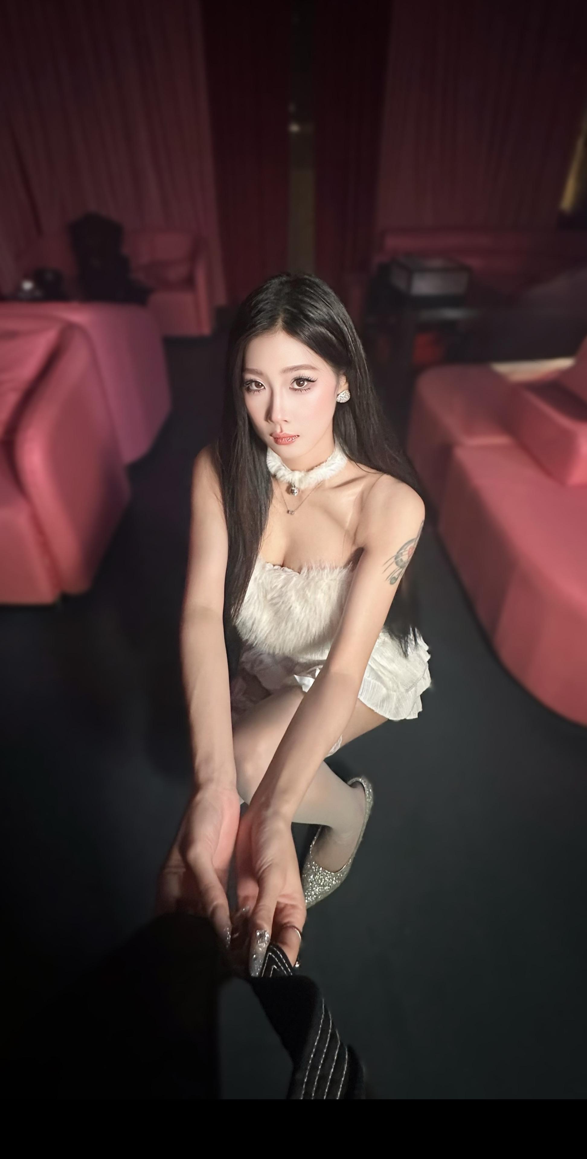 天冷了 有女朋友给你拉拉链吗