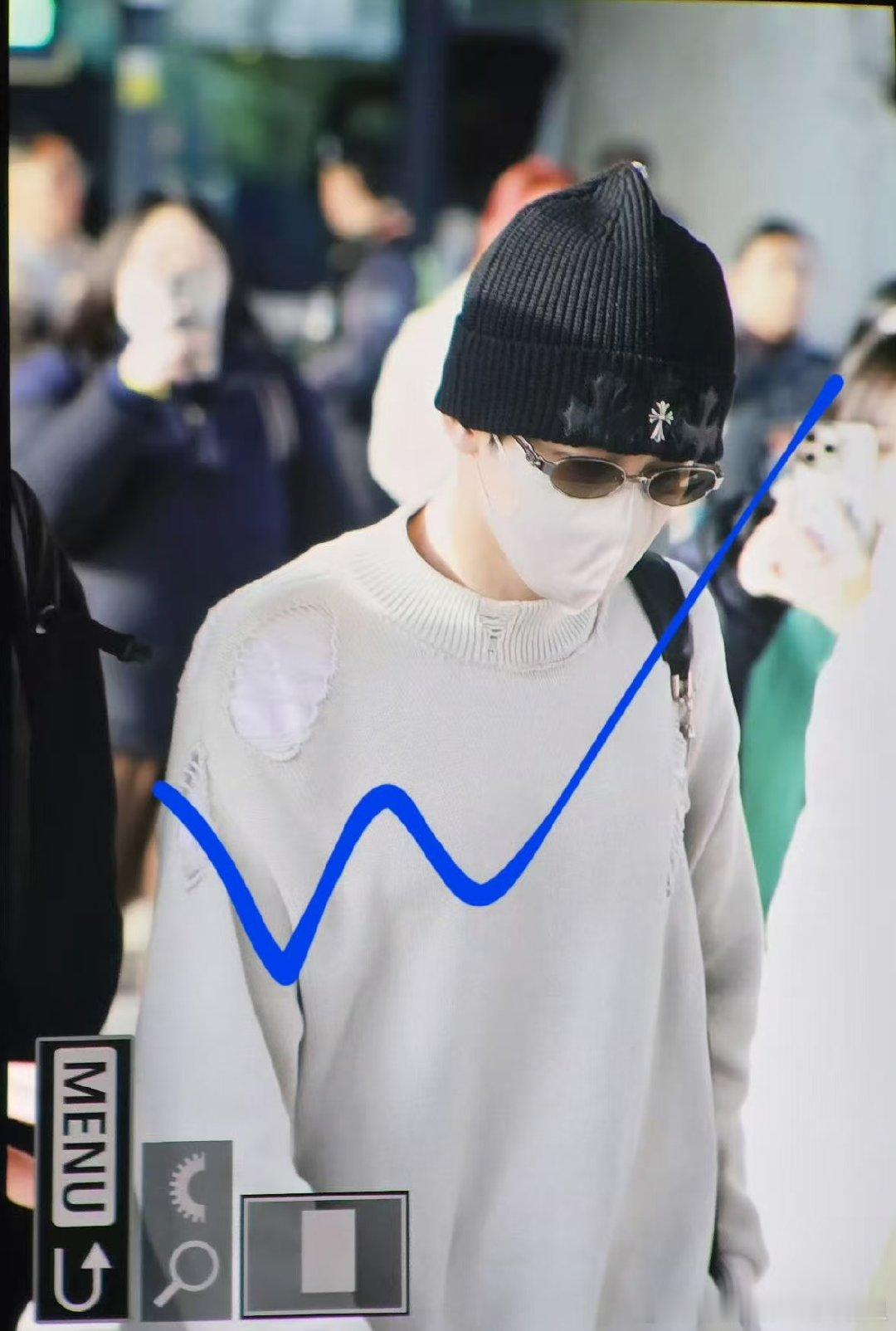 檀健次韩国到达机场图 檀健次潮流的同时也注意保暖了！檀健次毛线帽已戴上～韩国仁川