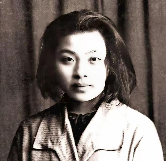 1928年，民国才女丁玲同时爱上了两个男人，哪个都不舍得分开，于是提出了三人同居