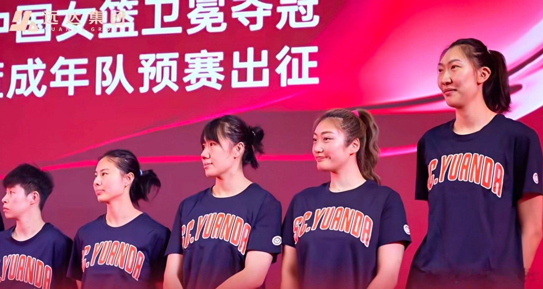 四川女篮近日在云南举行了全运会出征仪式，成年组阵容集体亮相堪称豪华[傻眼]李梦、