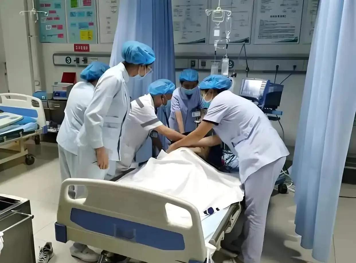 白大褂挡不住死神
1月2日，辽阳市第二人民医院，呼吸科副主任医师史庆吉突发心梗，