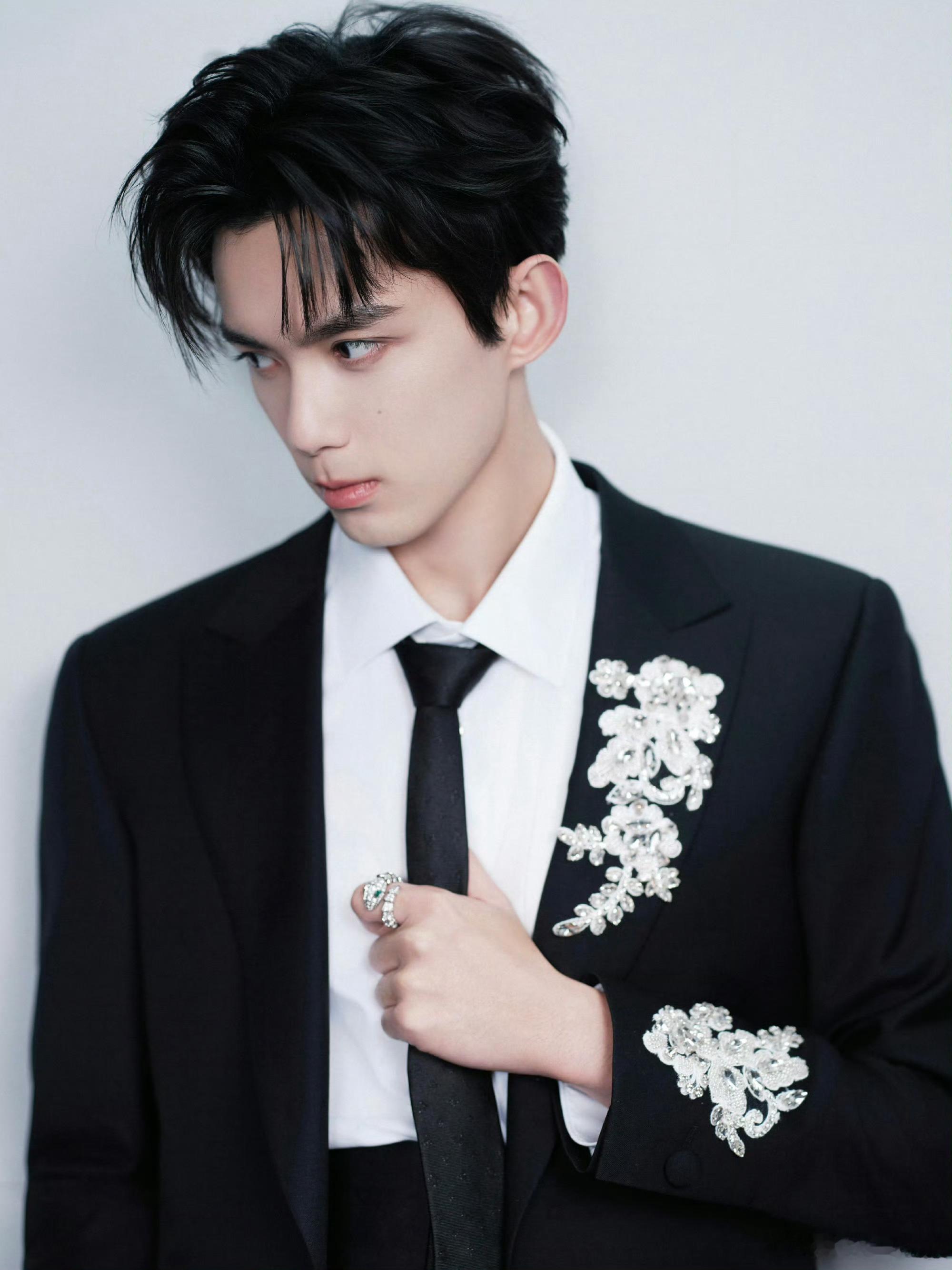 宝格丽总裁圈了一圈代言人漏掉了吴磊看了下官微2月9号刚发过，应该还没到期 