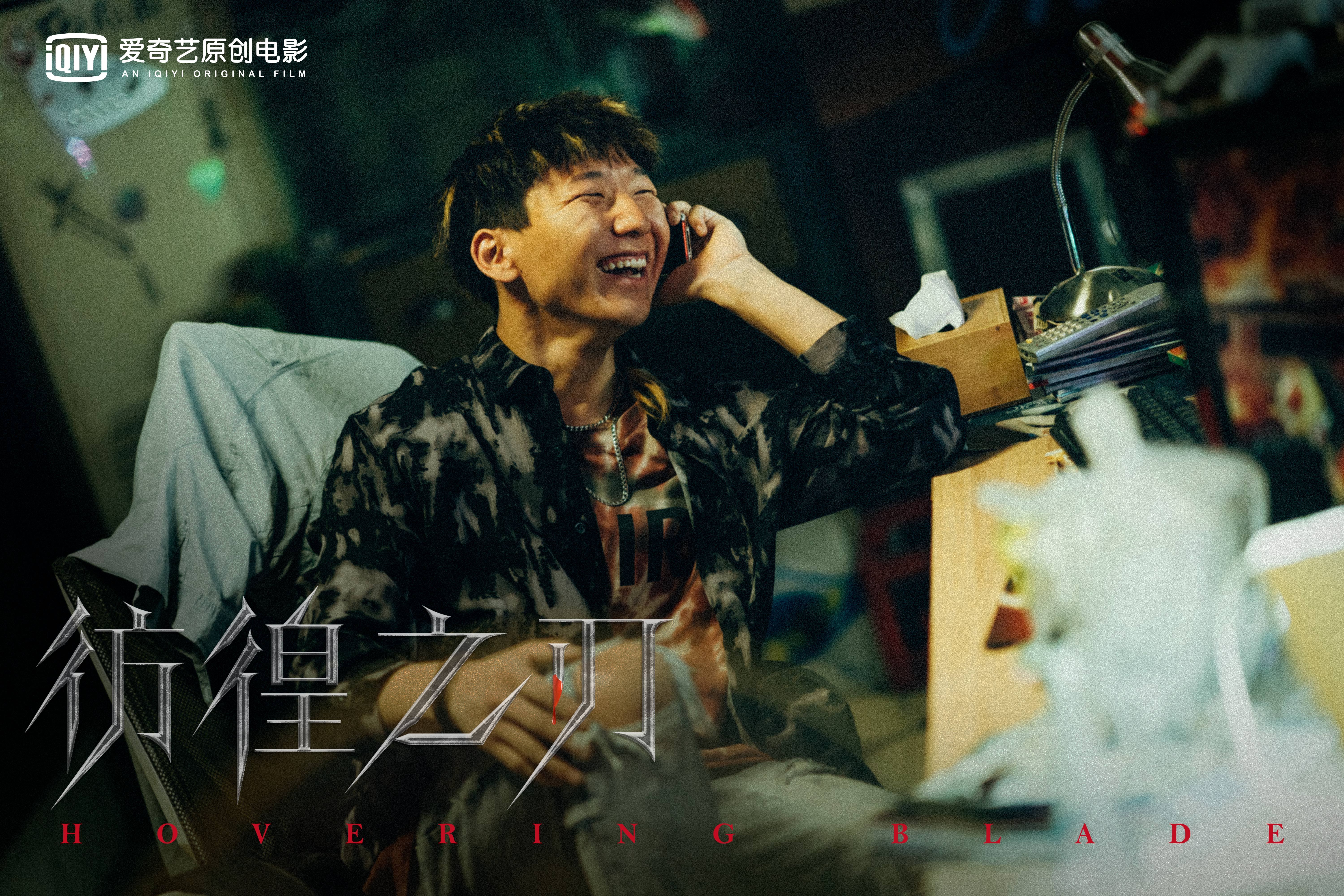 #阿如那路边抽烟# 别的明星抽烟，网友可能会持不同观点讨论。而阿如那抽烟，目前看