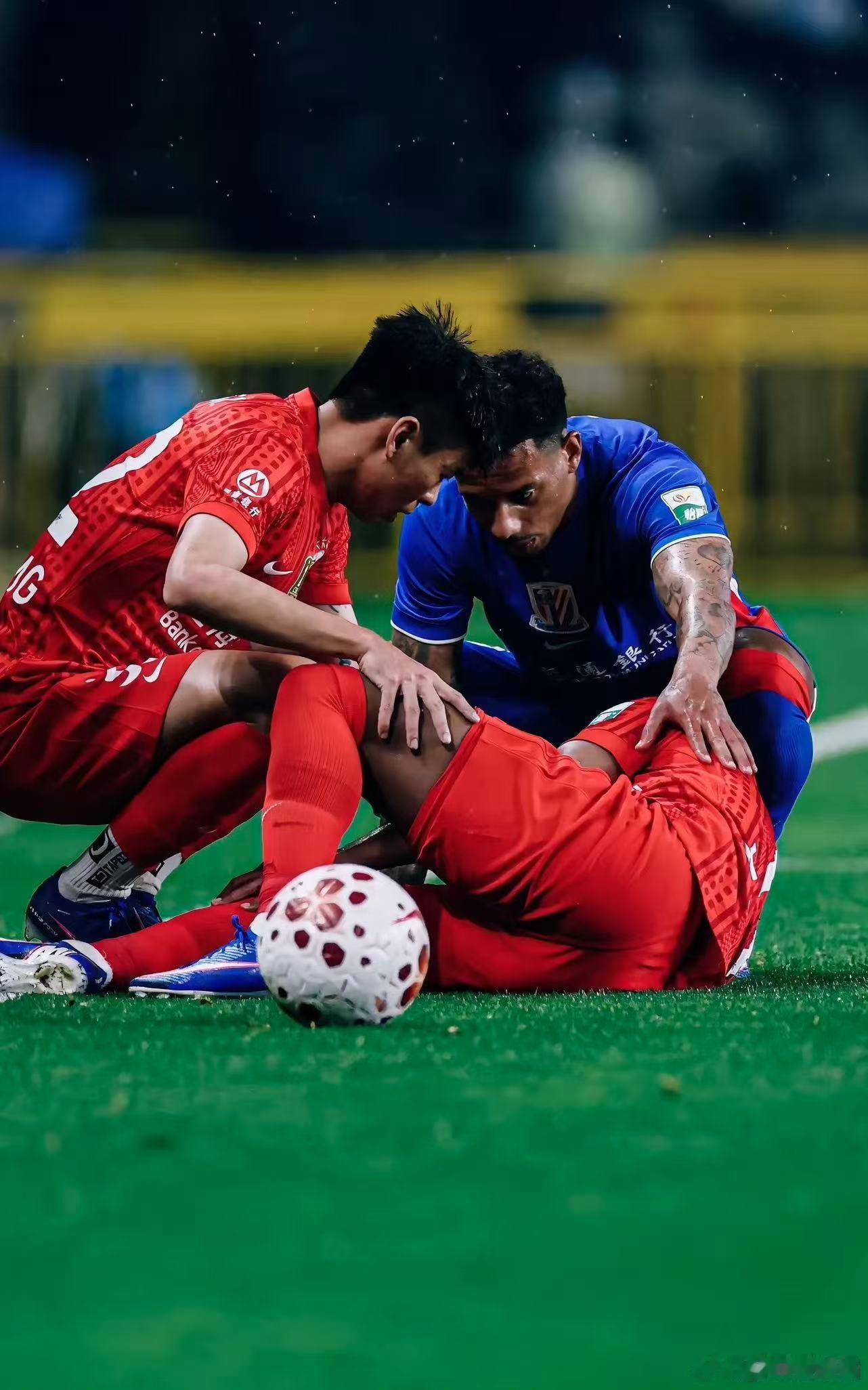 看着这张照片，再想想十年前的那个夜晚，对比之下，二狗的冷漠与无情，老天爷都记着呢