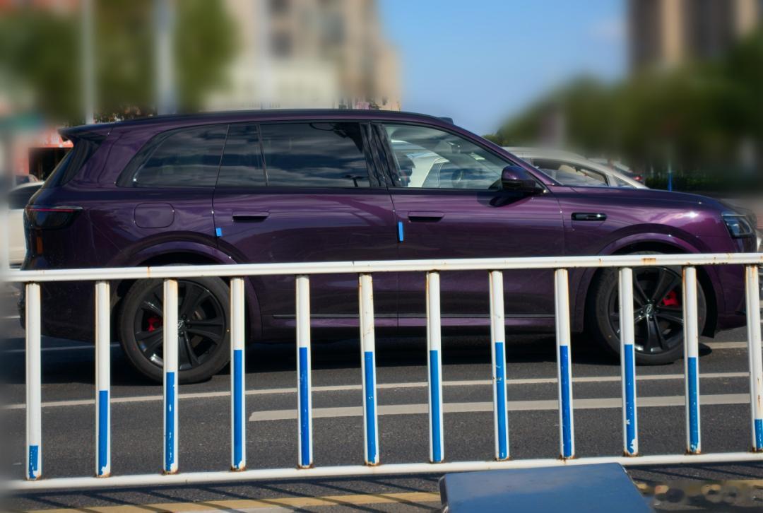 问界M8销售反馈：1，目前M8最畅销的还是六座增程版，外观以黑色为主，选这套配置