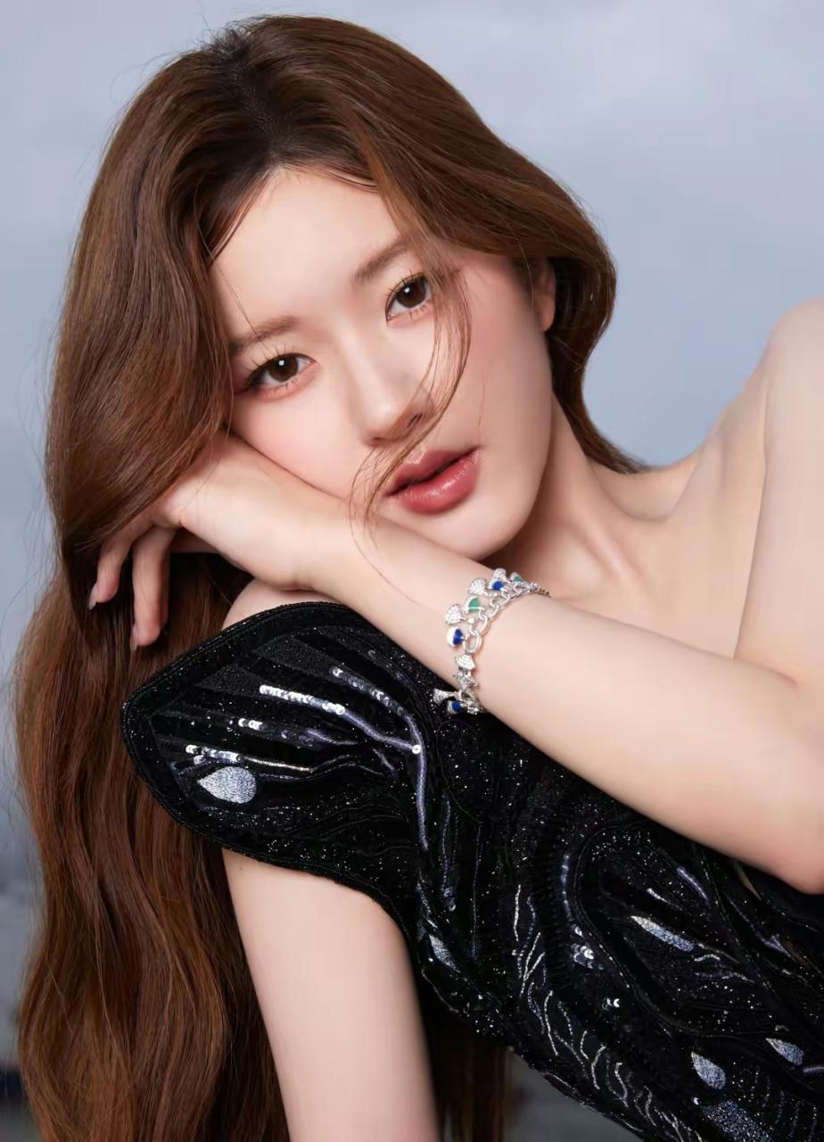 赵露思获年度影响艺人大奖，哽咽表示很感谢大家，“婆婆”温峥嵘领奖时在台上对露思说