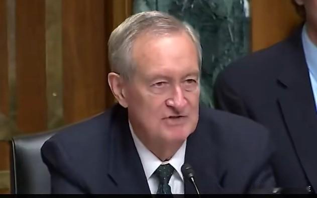 美国财长贝森特听证会上指控参议员怀登的儿子与爱泼斯坦会面拉投资，并嘲讽其最大持仓