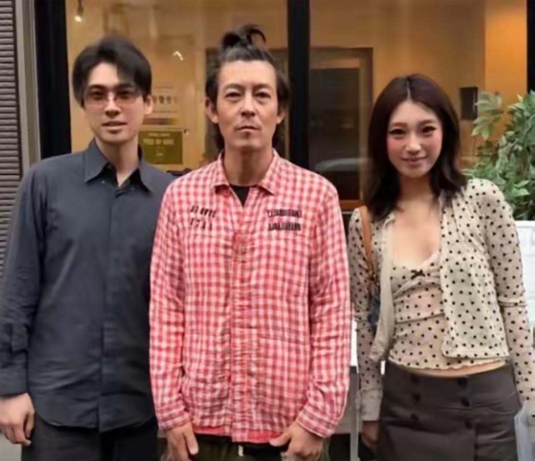 曾经风光无限的陈冠希，如今变得跟普通人没啥区别，变得面黄肌瘦的，还扎着冲天炮，穿