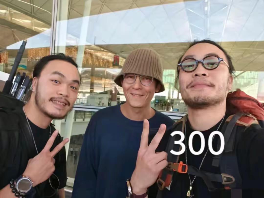 陈冠希虽然变老了，但还是能看出头还是很小的 