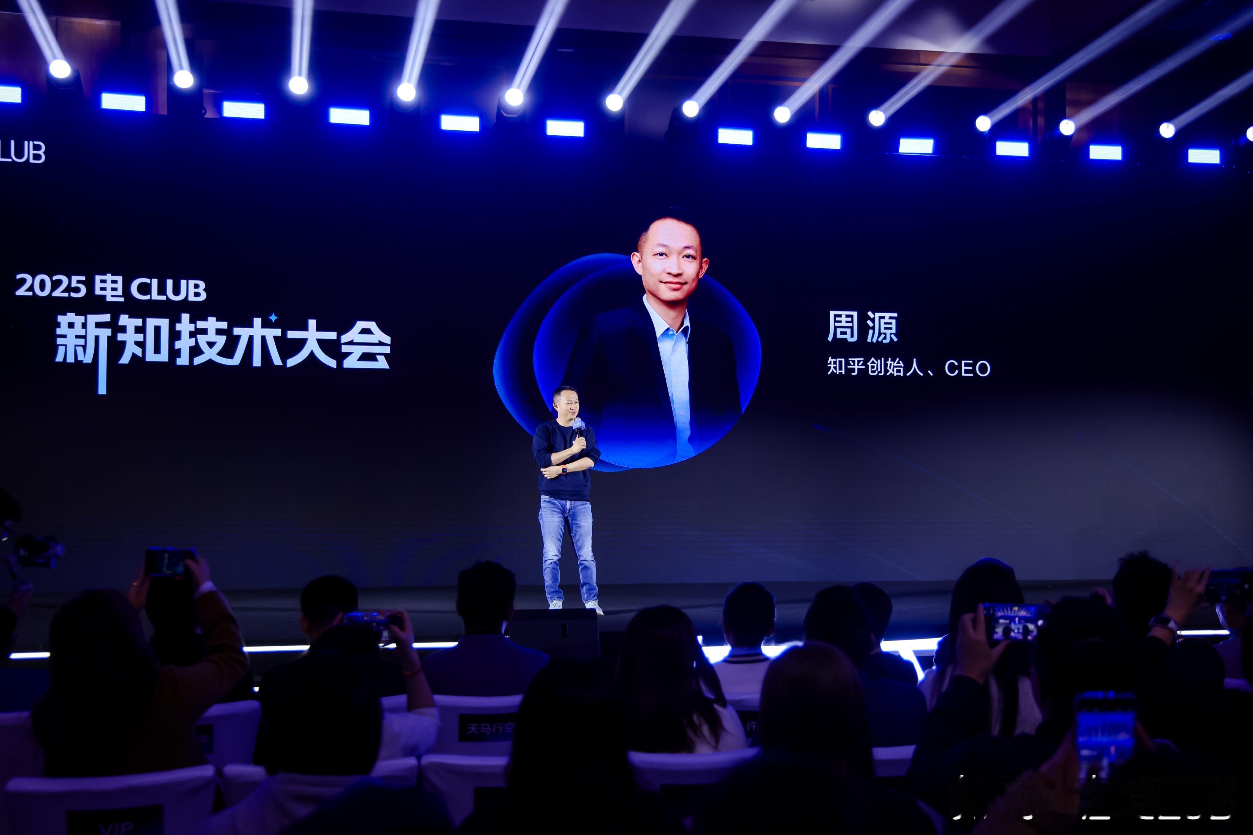 中国新能源汽车市场正为全球输出新范式。知乎电Club大会揭示，在实现60%渗透率