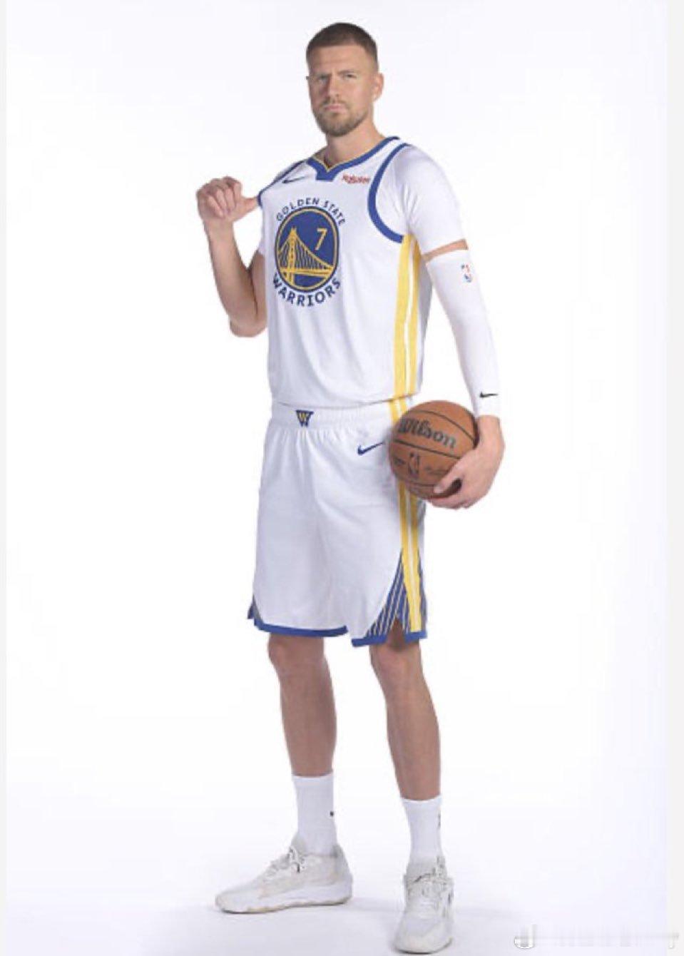 我确认！波尔津吉斯今日迎来勇士首秀！替补上场，大约20分钟时间。 