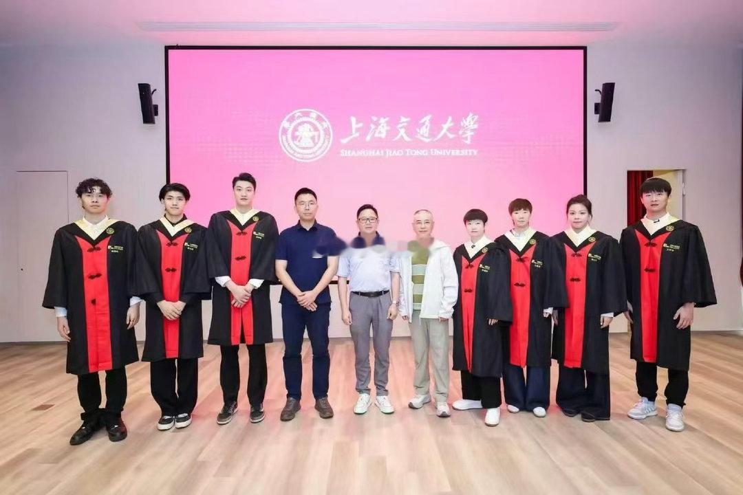 孙颖莎毕业这，文武双全了孙颖莎